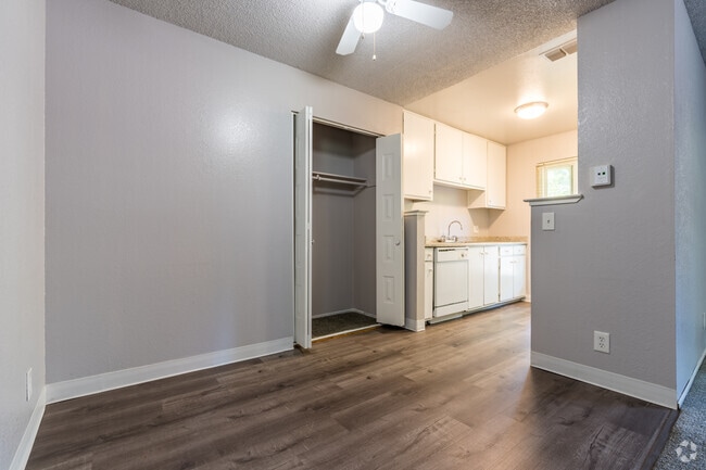1BR, 1BA - 640SF - Dining Room - Walnut Wood Apartments