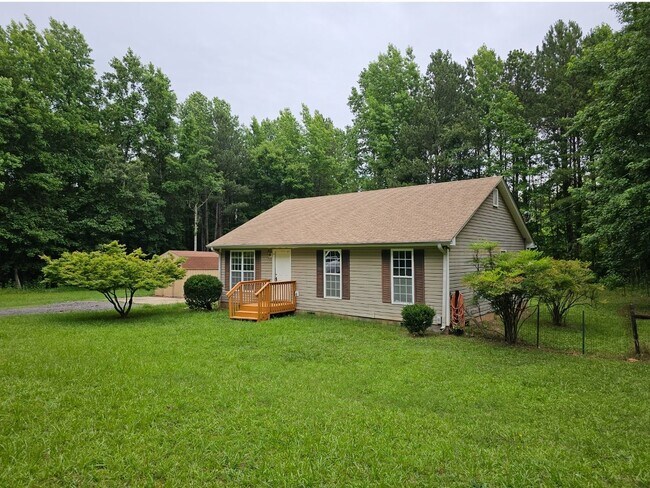 Building Photo - Welcome to Grantville, GA!  3 Bedroom, 2 B...