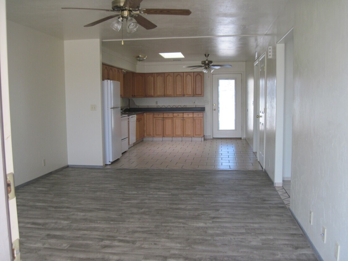 Foto principal - 470 S Bowie Ave