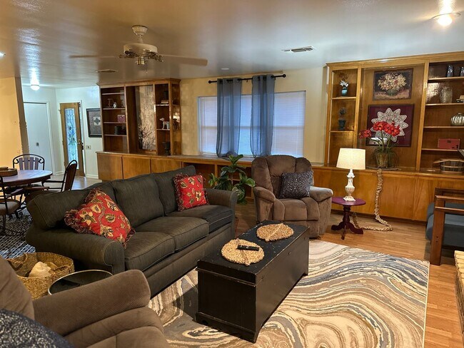Foto del edificio - ONE BEDROOM, one bath, FULLY FURNISHED; AL...