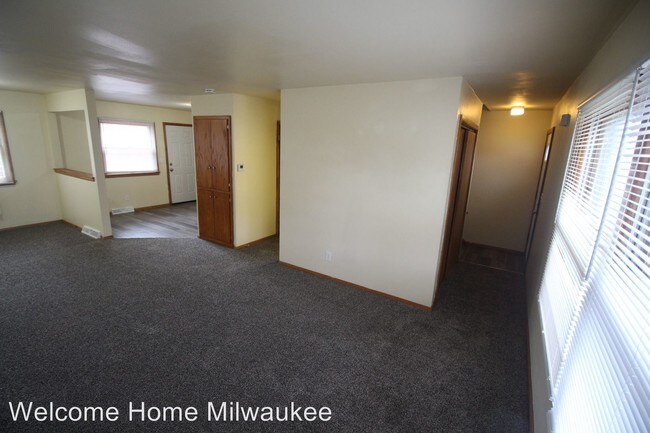 Foto del edificio - 7953 W Fond Du Lac Ave