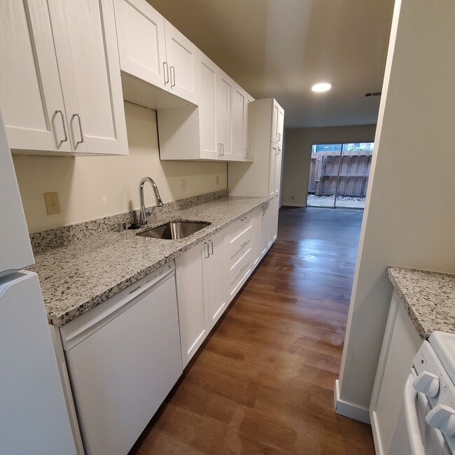 Foto del edificio - Remodeled 2bd/1ba 2 Story Condo Near Heart...