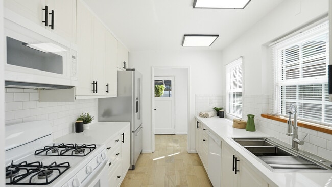 Building Photo - 3936 S Victoria Ave