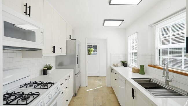 Foto del edificio - 3936 S Victoria Ave