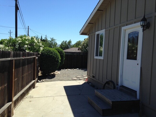 Building Photo - 15570 Gardenia Way