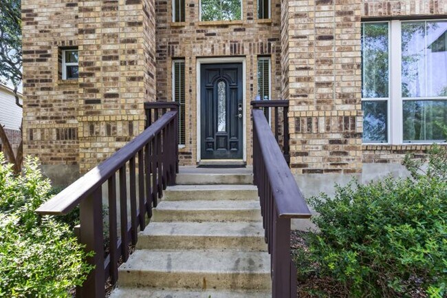 Building Photo - 4 bedroom / 2 bathroom