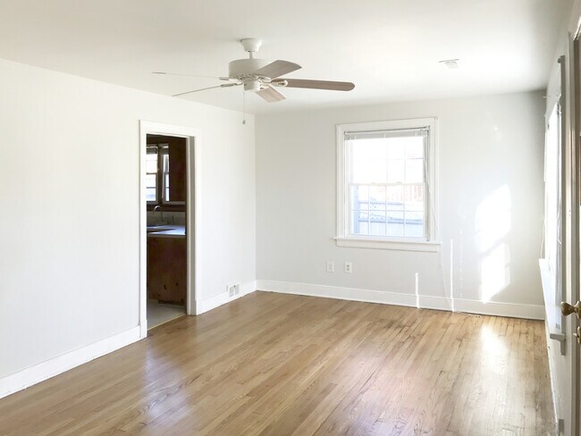 Foto del edificio - Cozy 3 Bedroom, 1 Bathroom Home in Lakeside Available May 1st!