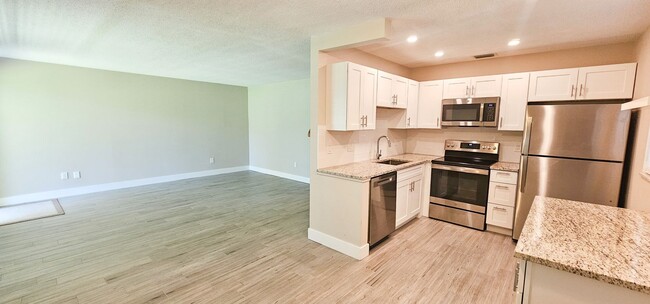 Building Photo - UNFURNISHED 2/2 VISTA ROYALE 55+