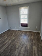 Building Photo - 504 Elm St