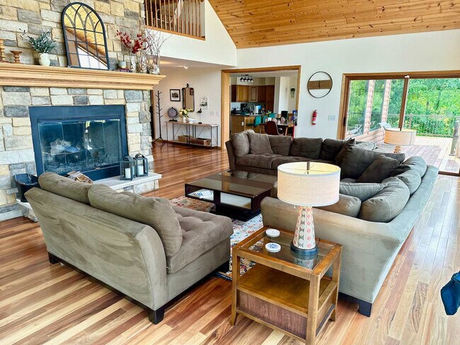 Foto del edificio - 222 Grouse Dr