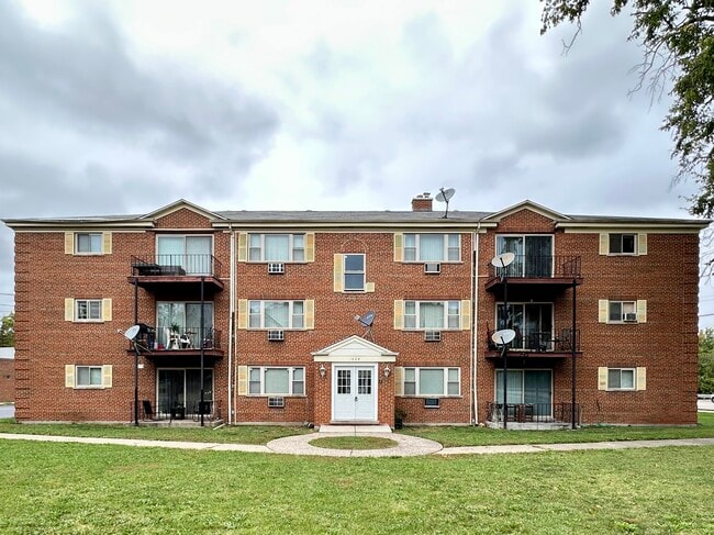 Building Photo - 1004 S River Rd