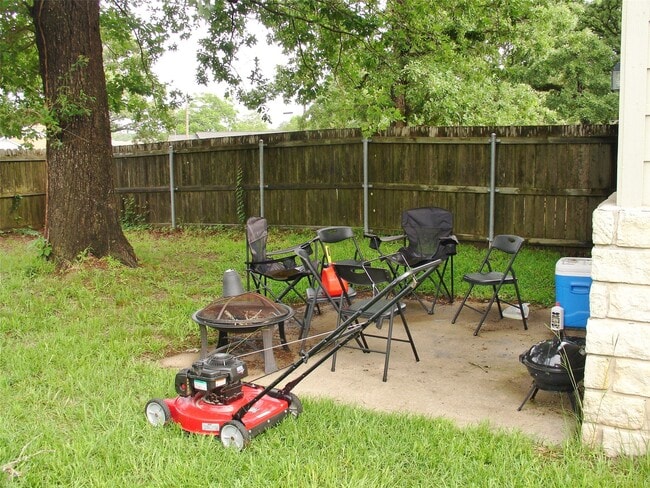 Building Photo - 106 Vista Way