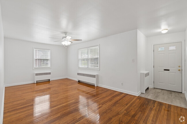 2BR, 1BA - 700SF - Living Room - Oakmont Park Apartments