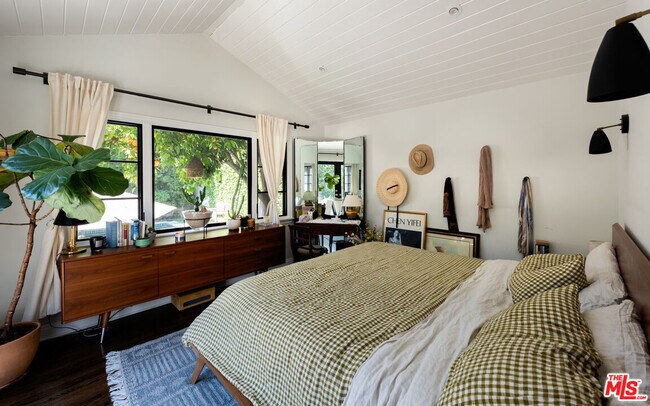 Foto del edificio - 4234 Brunswick Ave