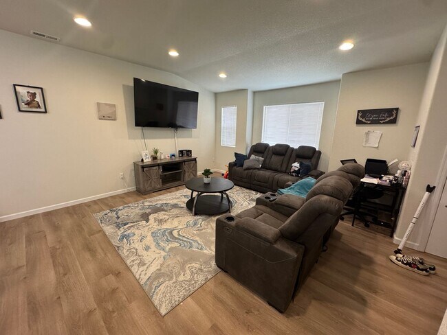 Foto del edificio - Stylish 3-Bedroom Townhome with Mountain Views & 2-Car Garage