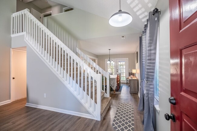 Building Photo - Charming and Spacious Home