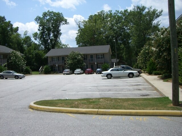 Foto del edificio y estacionamiento - Hazelwood Court