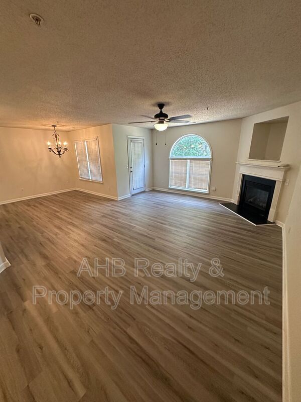 Foto del edificio - 3475 Forestdale Dr