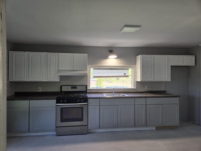 Building Photo - 554 Drexel Dr