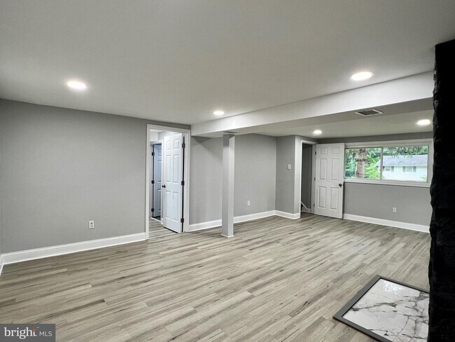 Building Photo - 5910 Brookview Dr