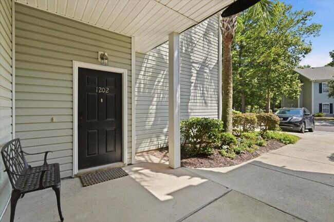 Foto del edificio - "Charming Fully Furnished 2-Bed Condo with & Granite Countertops in Charleston – 1320 Sq Ft of Co...