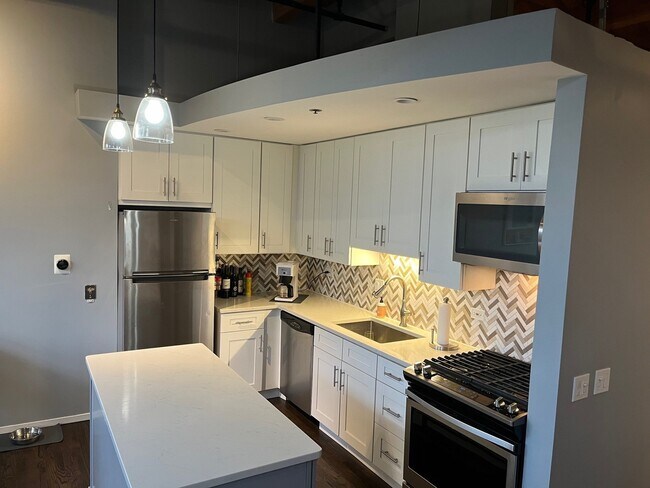 Building Photo - 2210 W Wabansia Ave