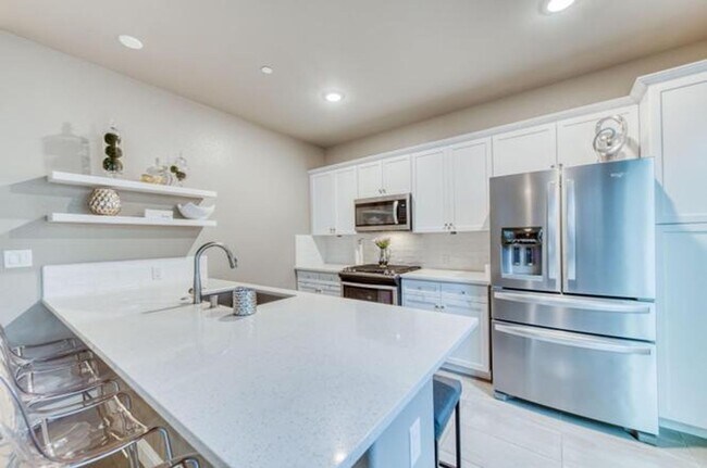 Foto del edificio - $2,750 - Copper & Friant, 3 bedroom Home -...