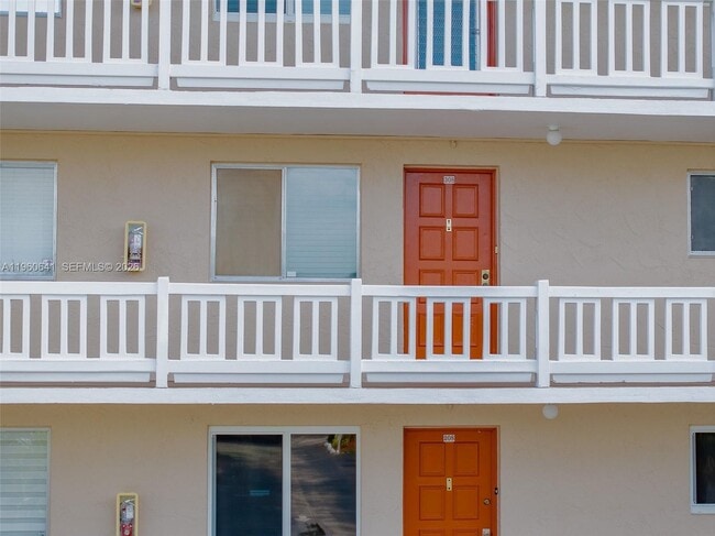 Building Photo - 3581 Inverrary Dr