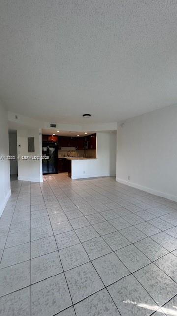 Foto del edificio - 8290 Lake Dr