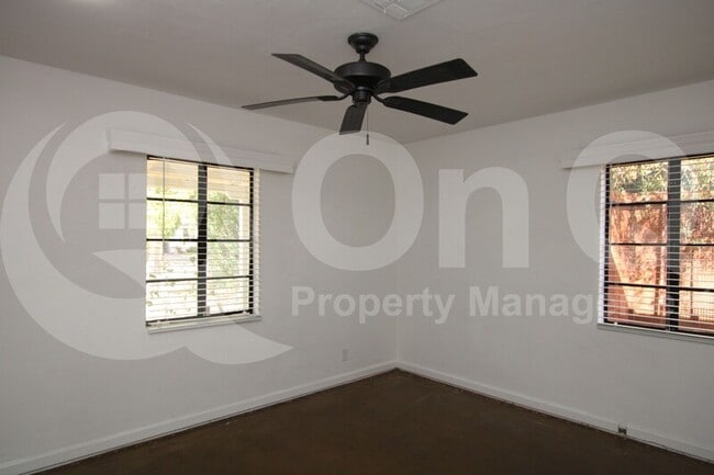 Foto del edificio - 2925 E Cheery Lynn Rd