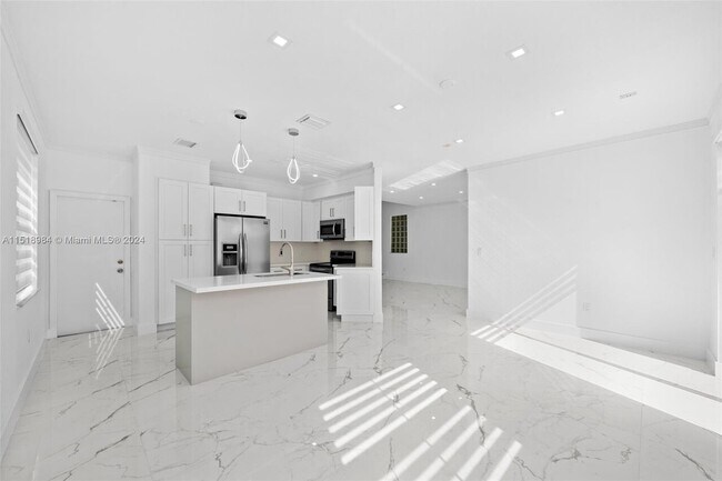 Building Photo - $4,400 16920 SW 34th St