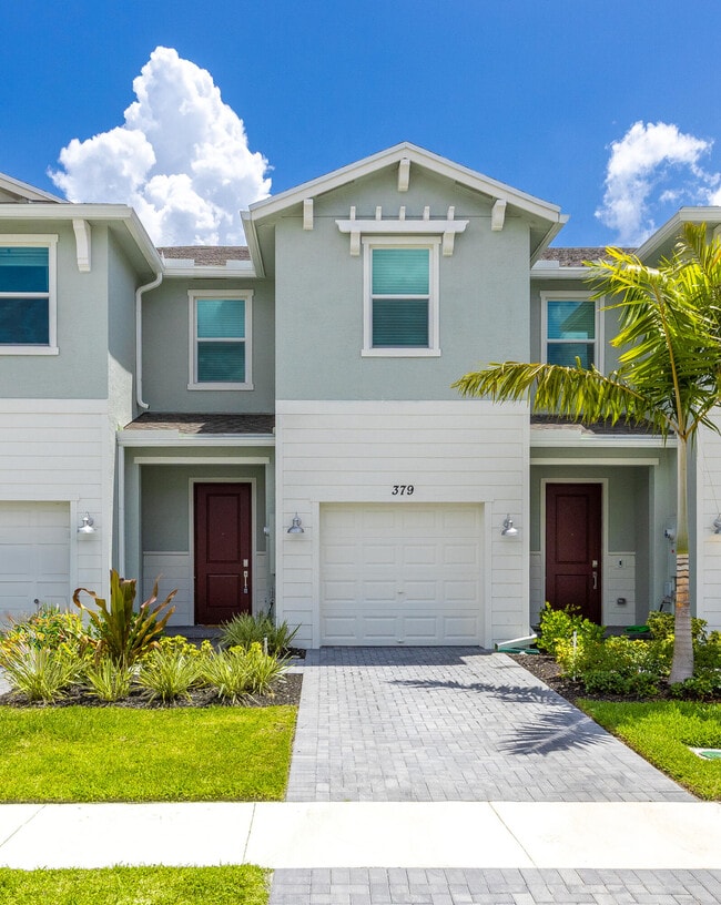 Building Photo - 379 SE Crossoak Ln