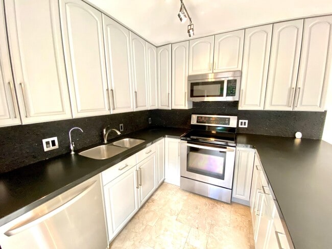 Building Photo - 1825 San Juan Dr