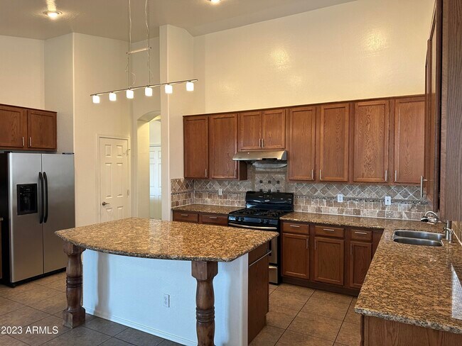 Building Photo - 4565 N 150th Ave