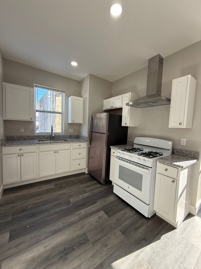 Building Photo - Newly Renovated 2 bedroom in Lincoln- Larimer