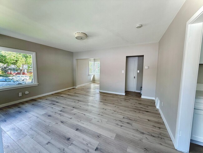 Building Photo - Avenues Home Available Now