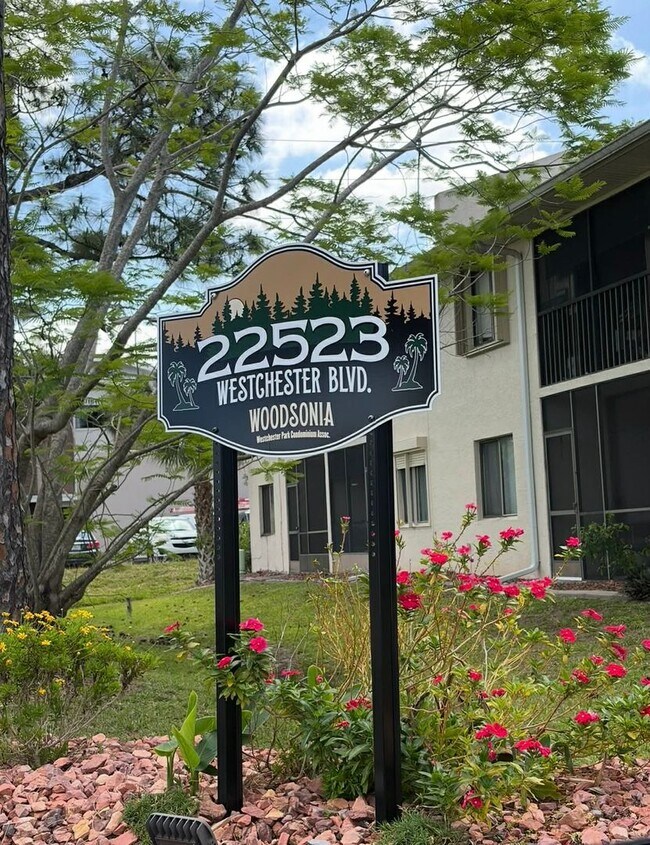 Foto del edificio - 22523 Westchester Blvd