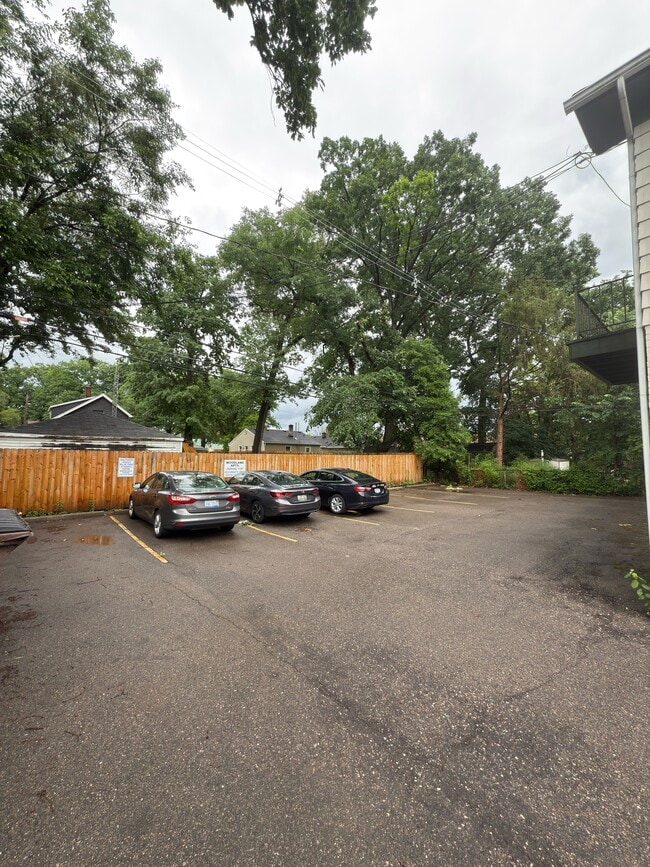 Building Photo - 525 E Woodland St