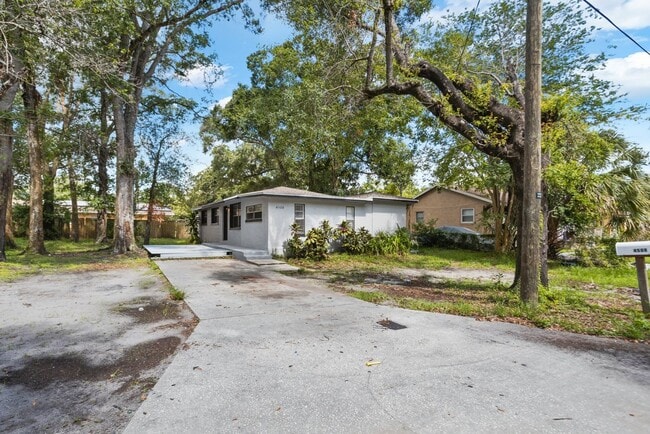 Foto del edificio - Spacious 4bdrm/1bath House ** $1,945.00 ** Section 8 OK ****