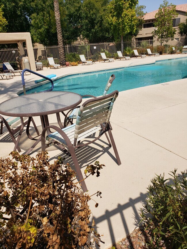 Foto del edificio - 1351 N Pleasant Dr