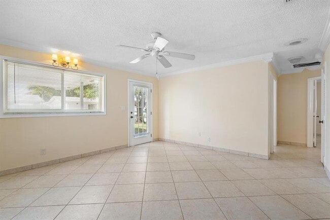 Foto del edificio - 240 NW 24th Ct