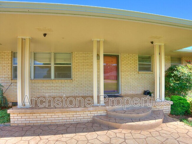 Building Photo - 3121 Lakeside Dr