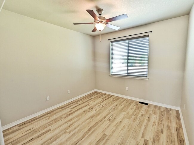 Building Photo - Stunning Modern Home with SHORT TERM LEASE...