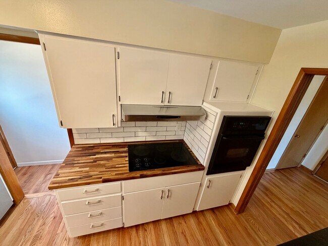 Building Photo - Spacious, Remodeled 5bd/3bath Cherry Park Home with Large Fenced Garden and Finished Basement