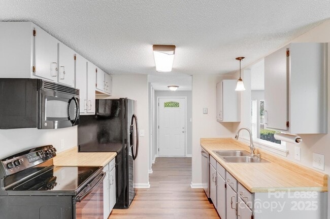 Building Photo - 8539 Glenway Ct
