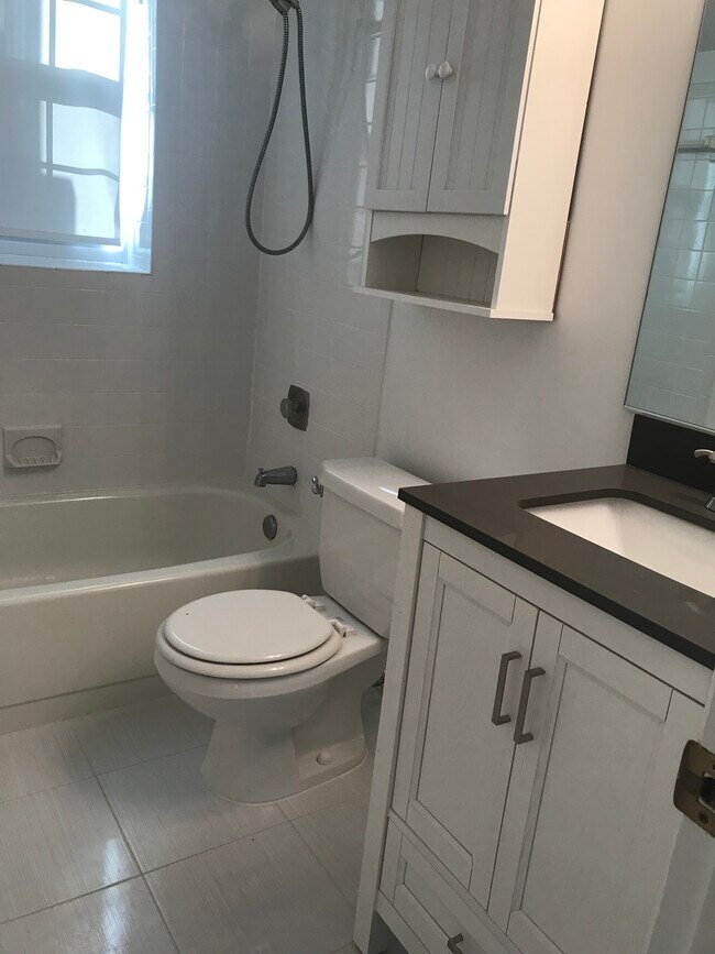 Updated Bathroom - 2818 S Abingdon St