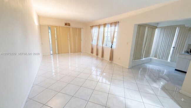 Foto del edificio - 245 NE 191st St