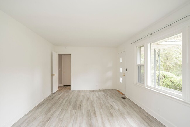 Building Photo - Charming Gallatin Home!