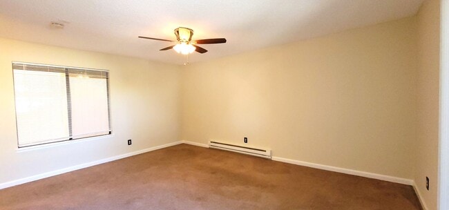Foto del edificio - Large one bedroom one bath ground-floor unit with patio.