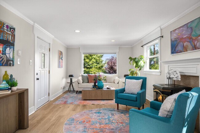 Building Photo - Updated 3-bedroom Bungalow